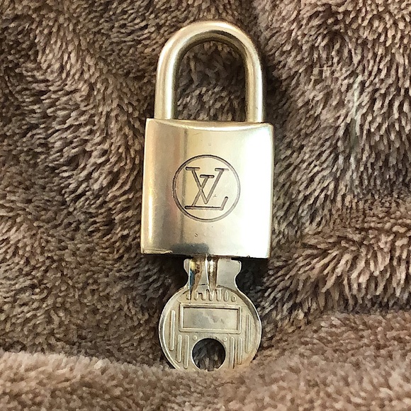 Vintage LV Louis Vuitton Padlock Lock & Key 208 - Picture 7 of 13